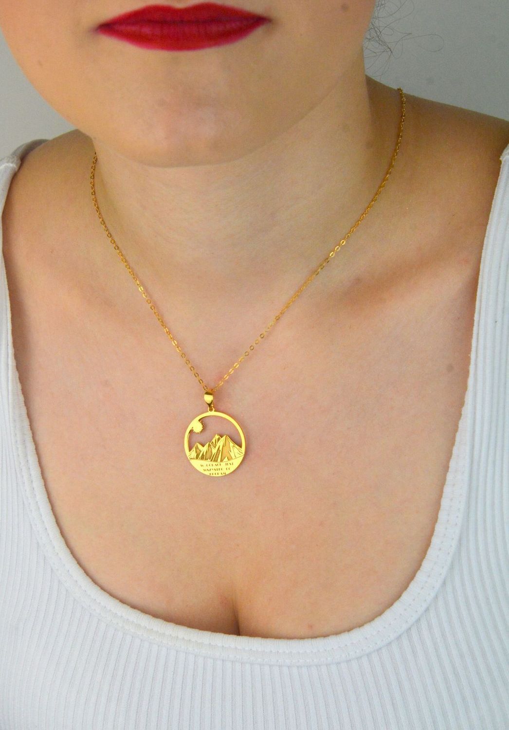 Pozłacany naszyjnik z górami ze srebra 925, idealny dla miłośników natury. Możliwość darmowego graweru. Produkt polski, zapakowany w firmowe pudełko – idealny na prezent.2.jpg